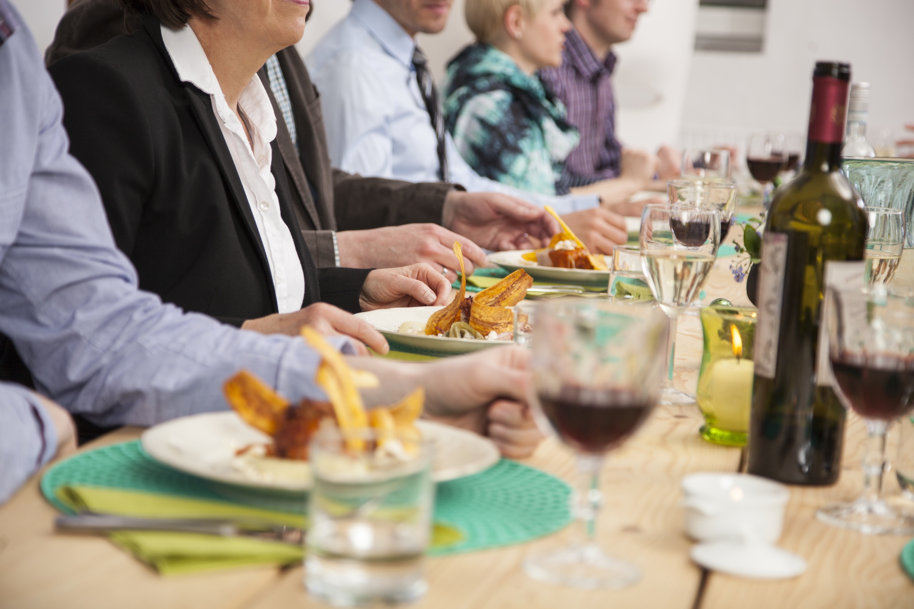 Dinnergruppe mit gedecktem Tisch