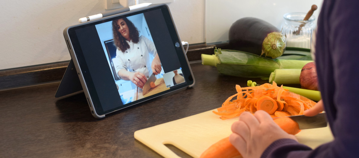 Online-Kochkurs via Tablet in der heimischen Küche